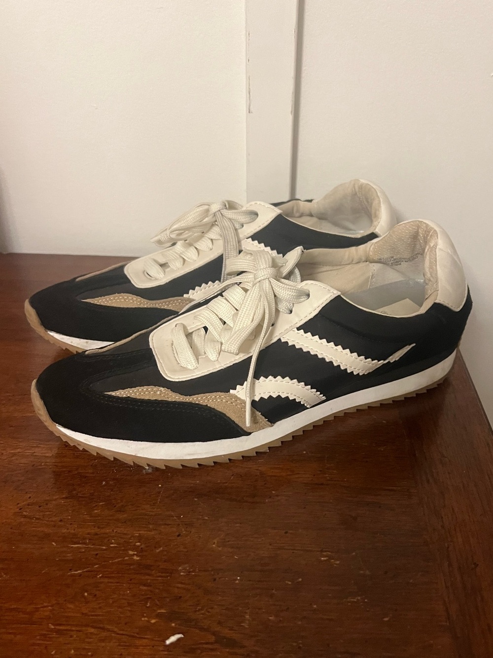 Dolce Vita Easton Black and Cream Women's Sneakers size 10